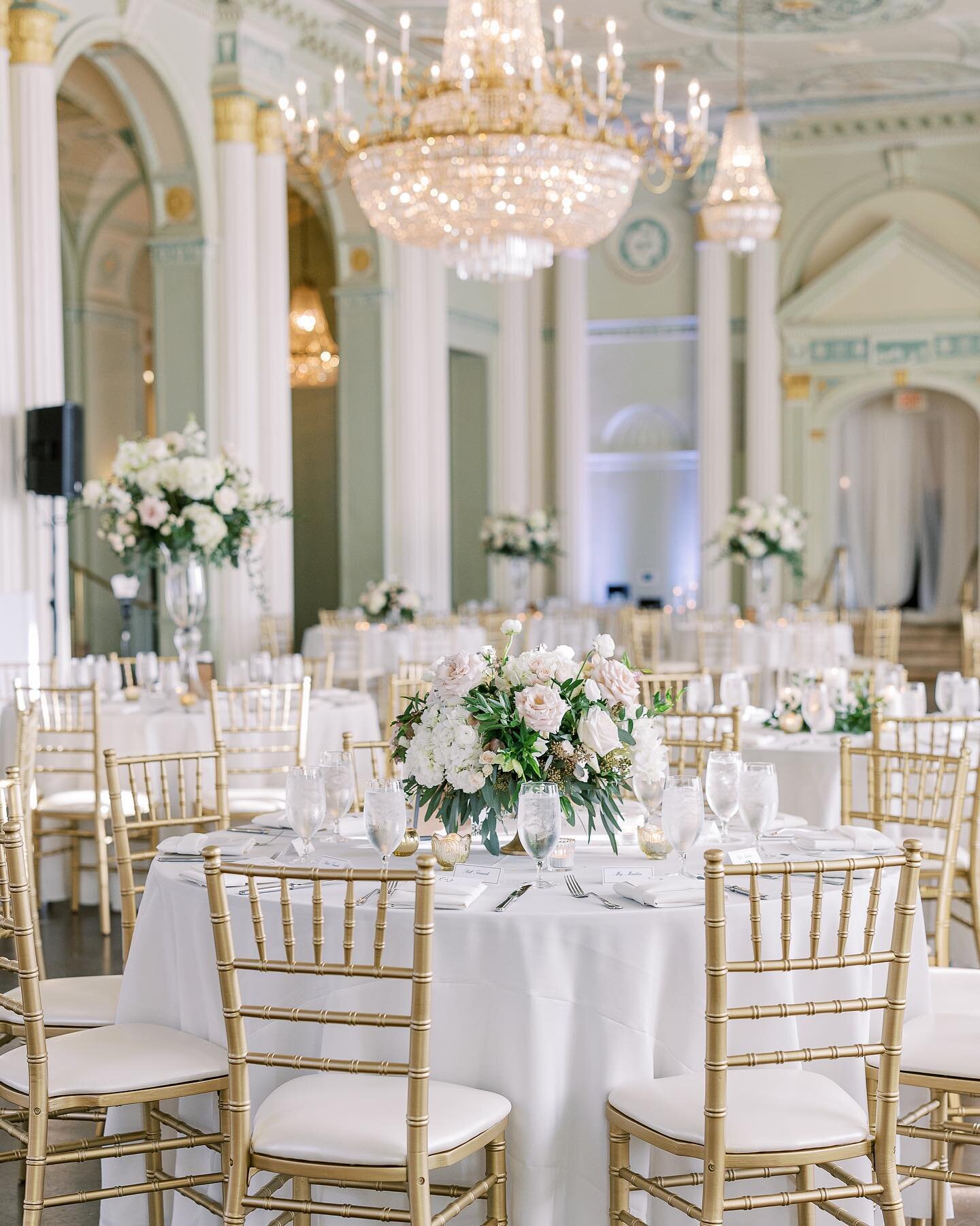 Classic &amp; Romantic🤍

Planning &amp; design: @feteandfigs 
Photographer: @sarahfolsomphoto 
Floral Lead: @jackifortunato 
Venue: @biltmoreballrooms 

#atlantabride #georgiabride #atlantawedding #citywedding #georgiawedding #atl #atlanta #atlantaf