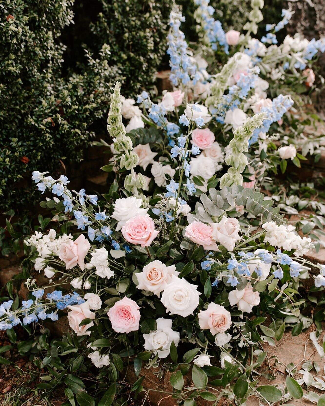 Delphinium always makes for the best &ldquo;something blue&rdquo; in arrangements🦋☺️

Planning &amp; design: @lauraburchfieldevents 
Photographer: @therosebowman 
Floral Lead: @jackifortunato

#atlantabride #georgiabride #atlantawedding #citywedding