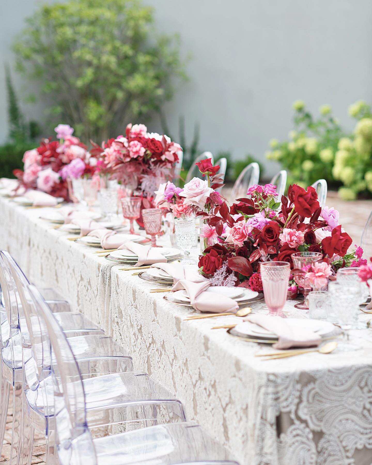 Bold &amp; Beautiful🌹✨

Planning &amp; Design: @halleneeleyevents 
Photographer: @ashleynicolephotosatl 
Floral Lead: @flowersbymomo 
Venue: @bishopstation 

#atlantabride #georgiabride #atlantawedding #citywedding #georgiawedding #atl #atlanta #atl