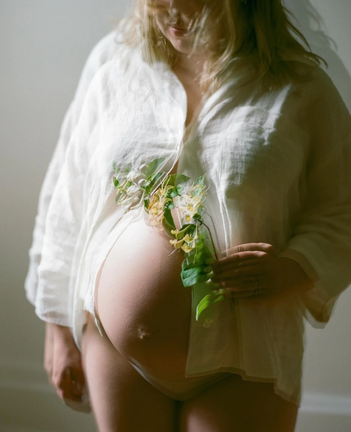 Cate and the honeysuckle 

#film #motherhoodonfilm #analogphotography #portra400 #mediumformat #womenwhoshootfilm #loadfilm #afilmcosmos #photofilmy #filmfeed #shootfilmmag #tendermag #connectedinmotherhood