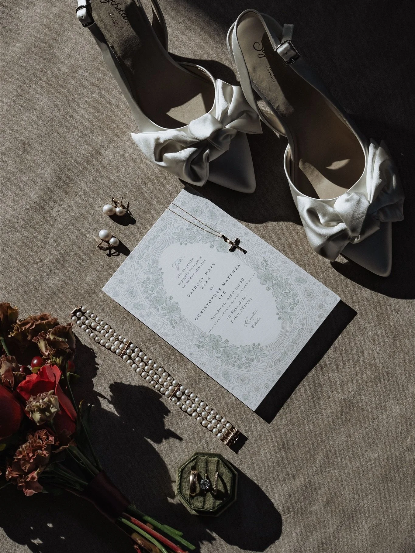 When the light hits like this out of nowhere while you&rsquo;re doing details 🙌🙌🙌

+ some more from the most beautiful New York fall wedding with Bridget &amp; Chris at Tarrytown House Estate 💕💕

Photo @jeanettejoyphoto 
Venue @tarrytown.house.e