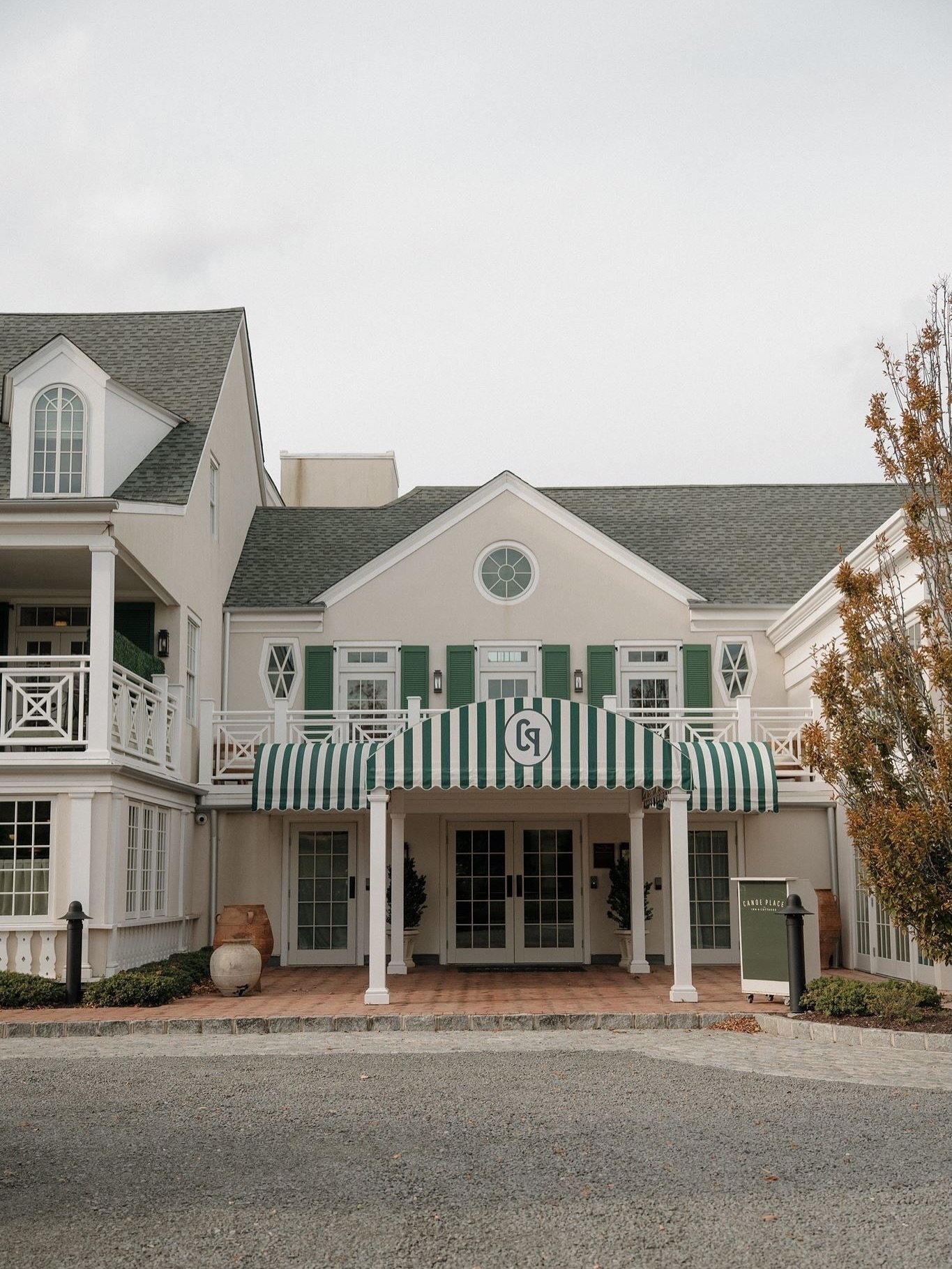 Obsessed with Canoe Place Inn in Hampton Bays and also obsessed with Christina &amp; Glenn. 😍 had the best day celebrating two completely made for each other soul mates 🫶🩶
.
.
.

Photographer: @jeanettejoyphoto
Venue: @canoeplace
Bride: @tina_amo 