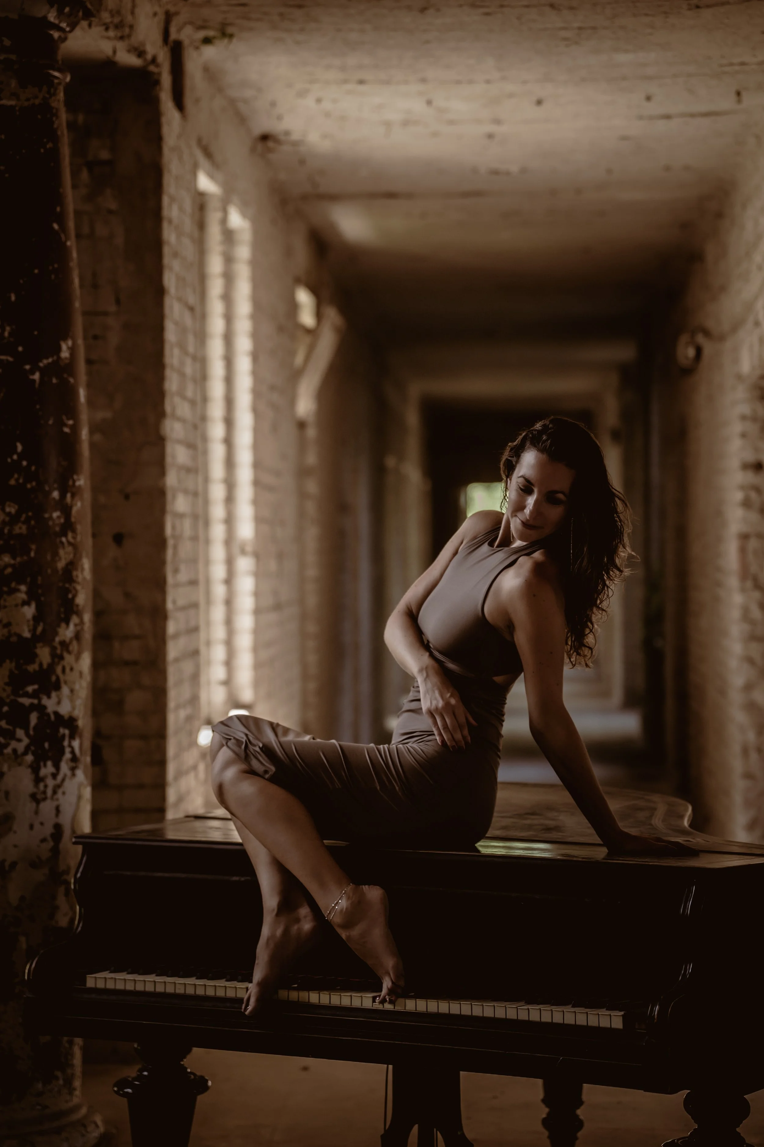 Érzéki urbex fotózás elhagyatott palotában.