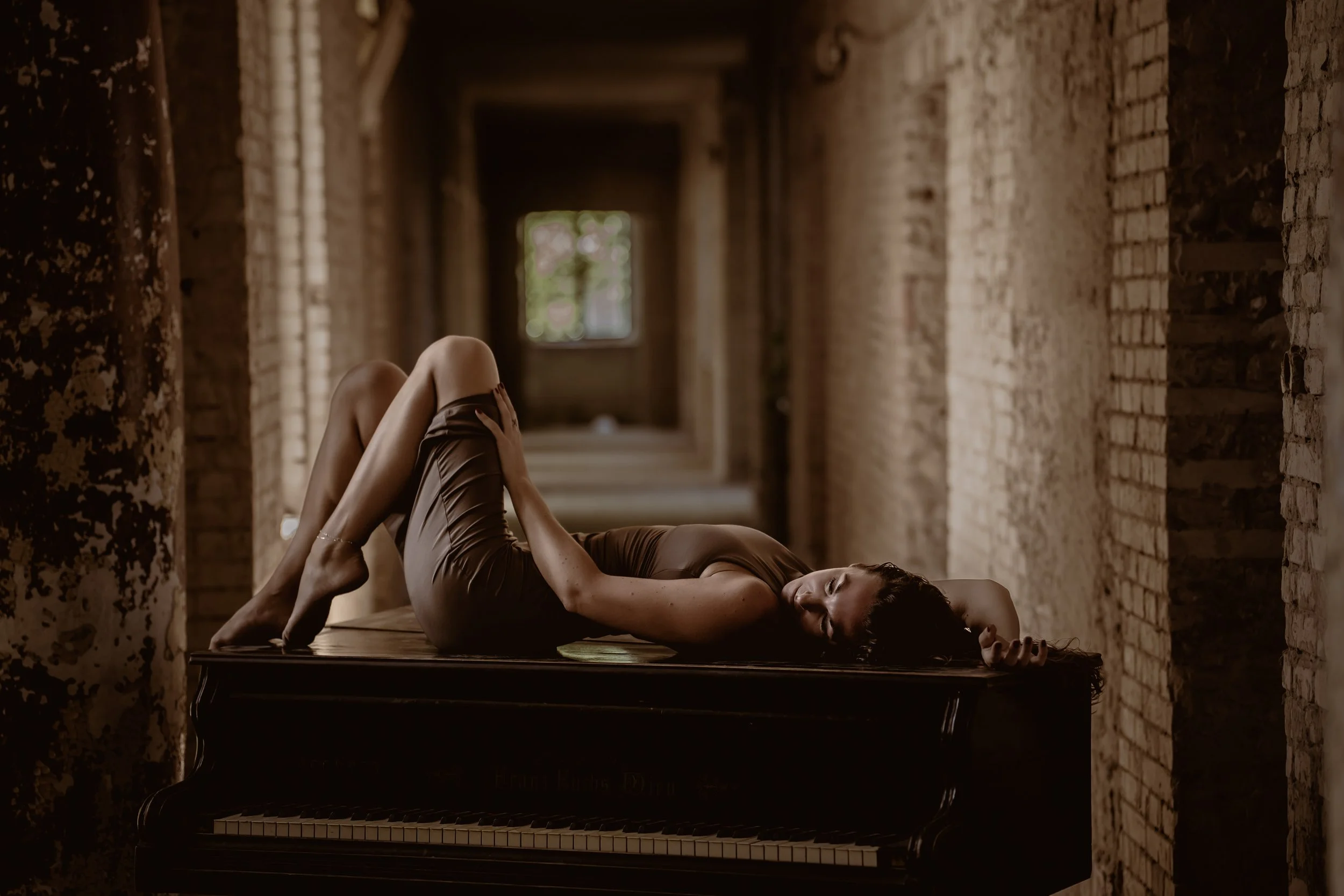 Érzéki urbex fotózás elhagyatott palotában.