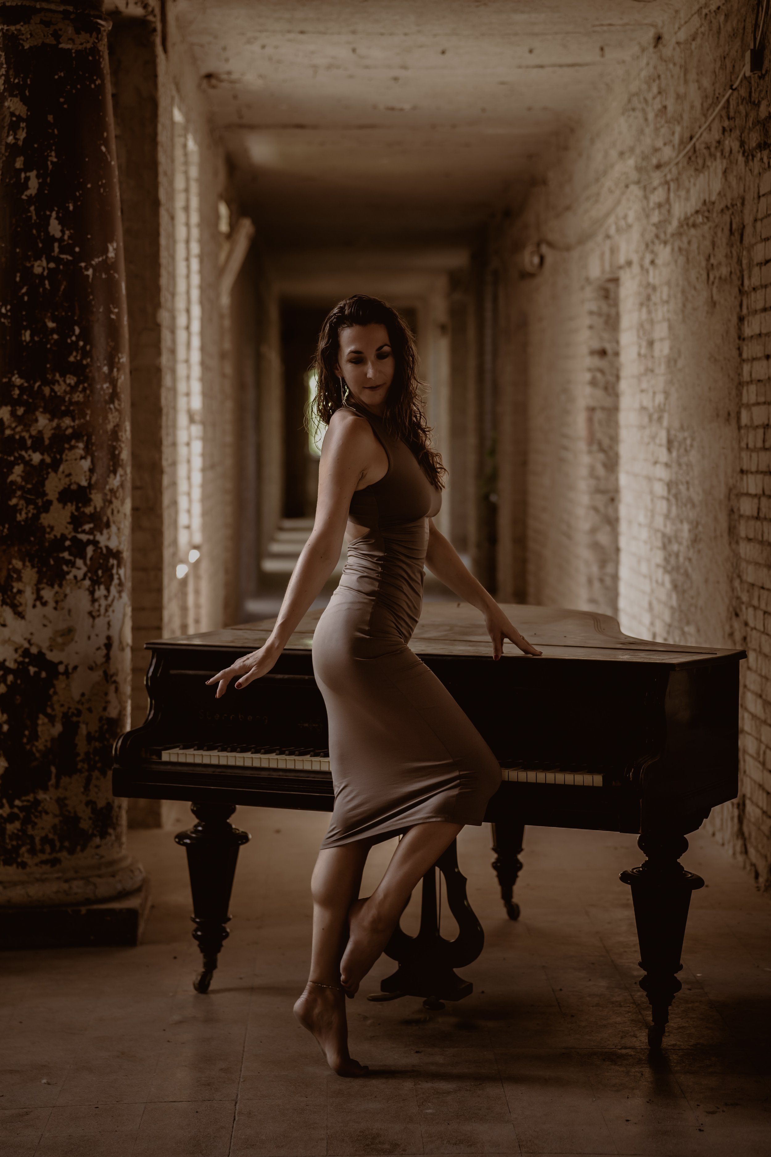 Érzéki urbex fotózás elhagyatott palotában.