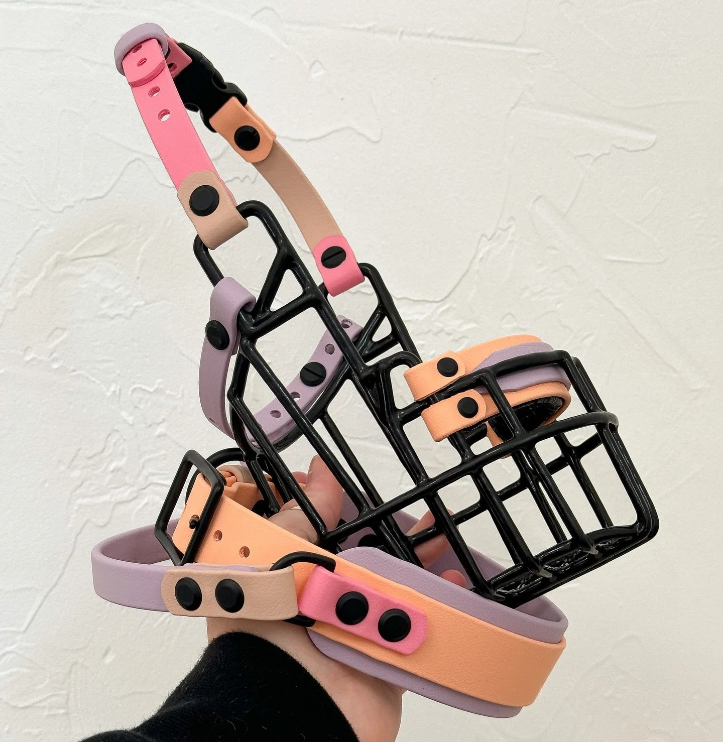 😯 Are we obsessed orrrr??? This peachy set is on its way to @mokatheaussie 🫶
.
.
.
.
.
.
.
.
.
.
#muzzleddogsaregooddogs #muzzletraining #biothane #handlecollar #smallbusiness #doggear