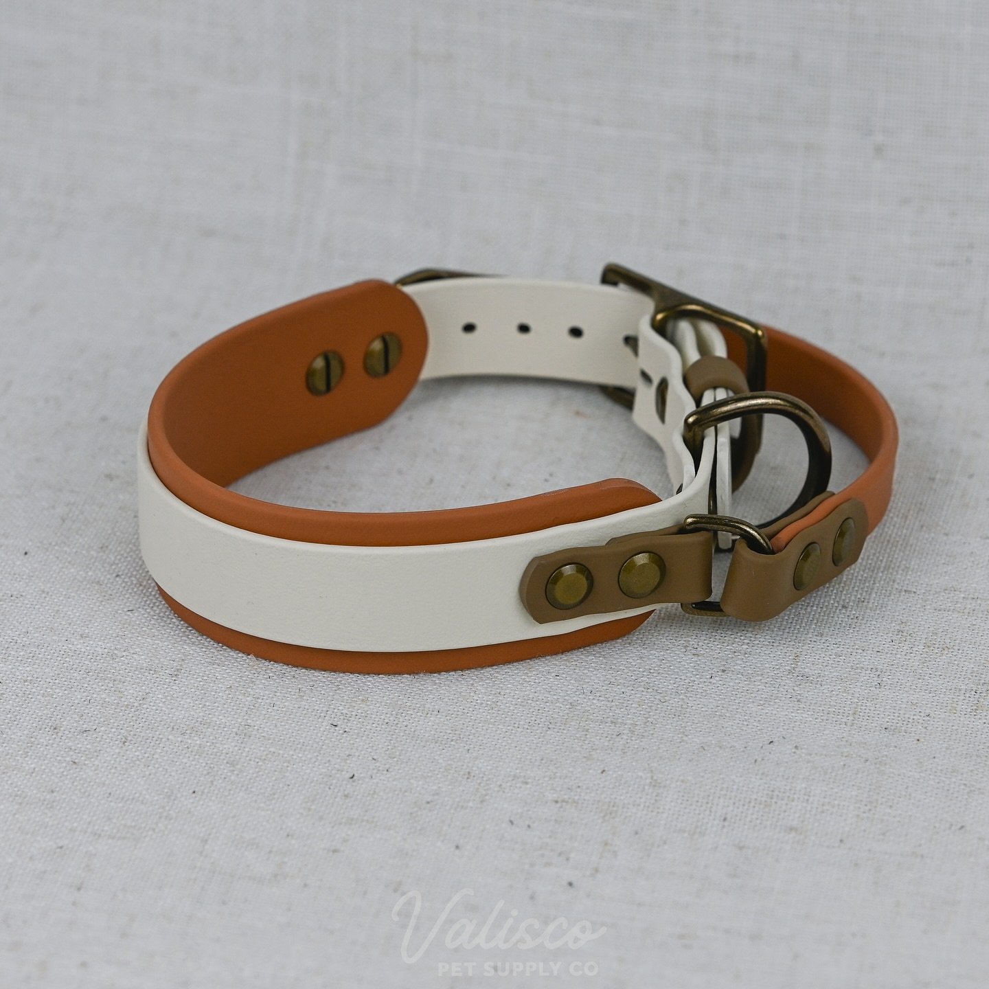 🔔 JUST LISTED! 🔔
Skip the crafting time and snag some premade Handle Collars! These few feature some specialty colors we don&rsquo;t currently offer- bubblegum, emerald, arctic white, and grooved glossy black 😍 We also added a couple Mini Handle C