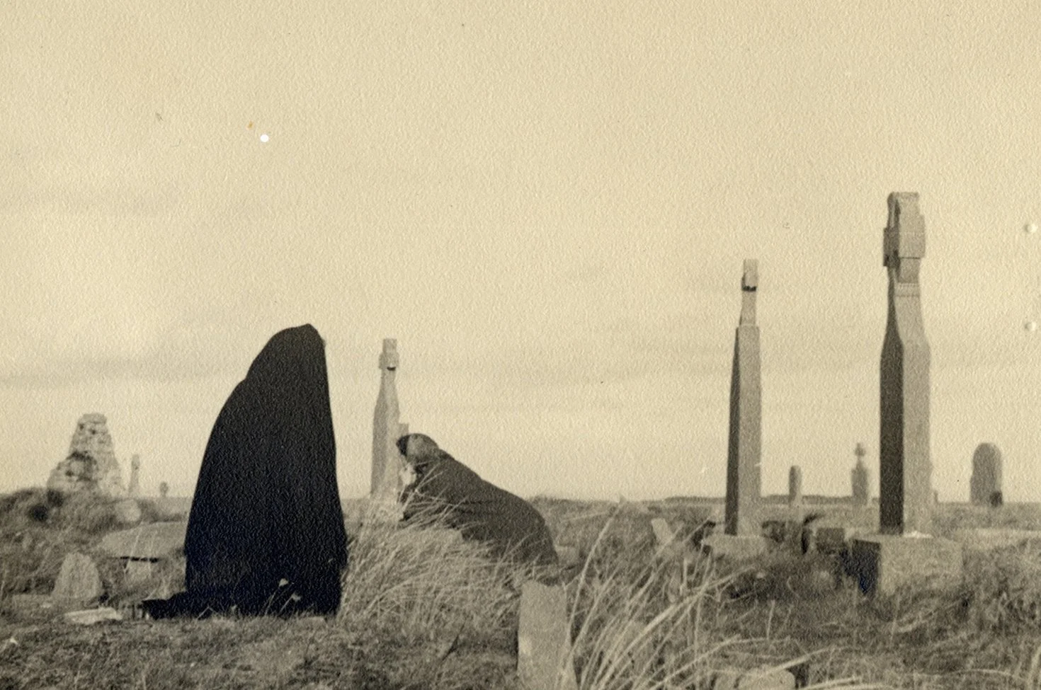 Black and white photograph of a funeral on Inis Mór, in the Aran Islands, in 1940, with islanders gathered to mourn.