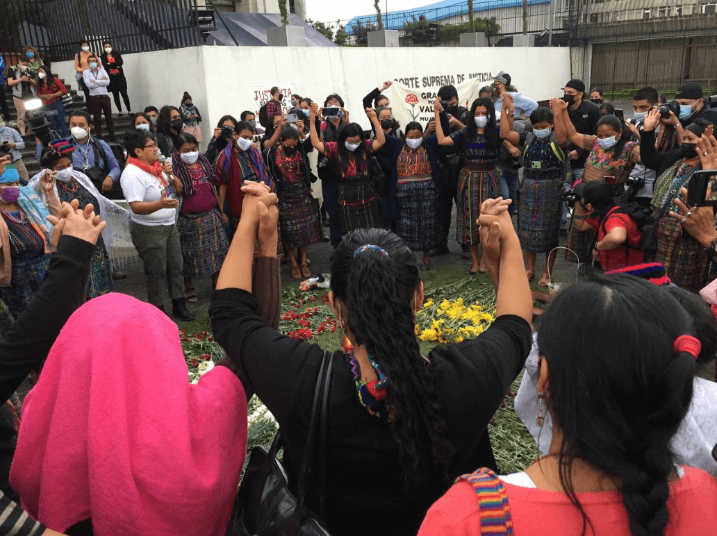  Las mujeres Achi realizan una ceremonia de agradecimiento en la Plaza  de los Derechos Humanos junto a decenas de personas que esperaban la  sentencia. 