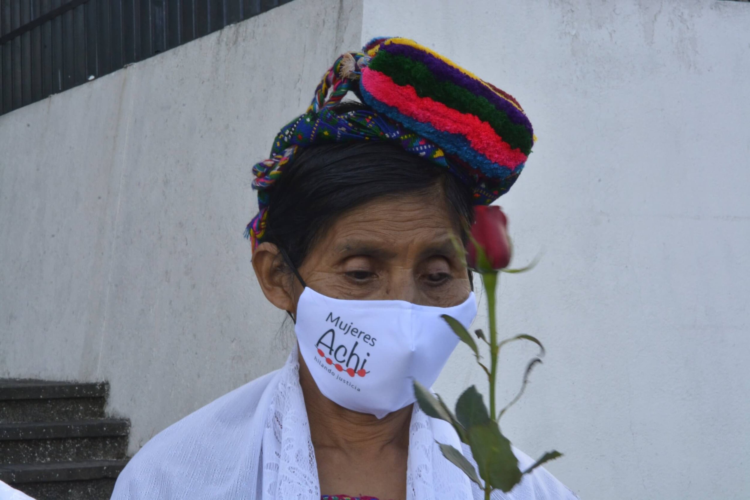  Las mujeres Achi salieron a las 2 am desde Rabinal, Alta Verapaz,  para estar presentes en la audiencia de resolución del caso en  Tribunales. Una rosa roja fue el símbolo de las mujeres indígenas en  resistencia que esperaban el veredicto del Tribu