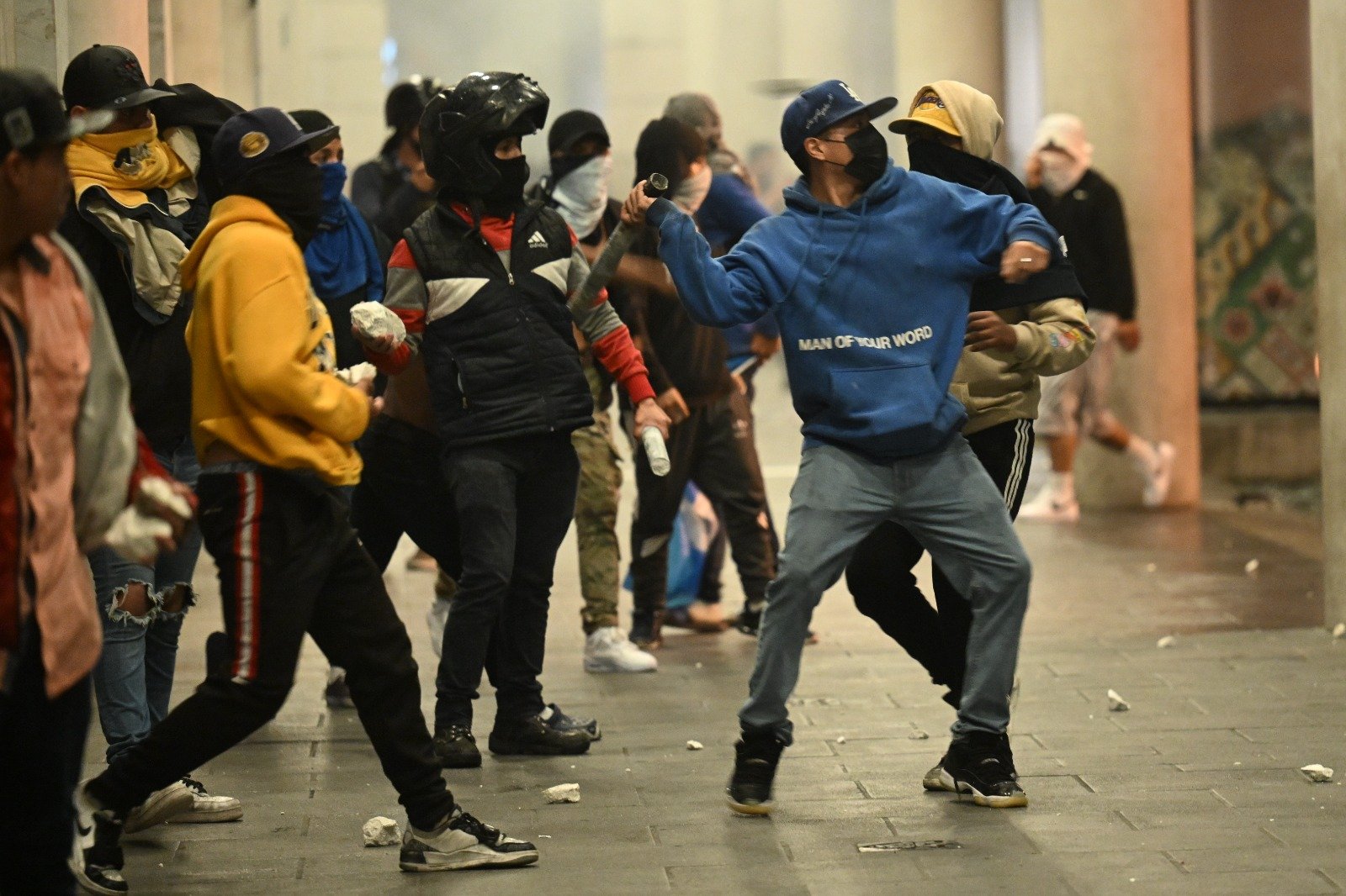 Enmascarados provocan violencia previo al discurso de Giammattei