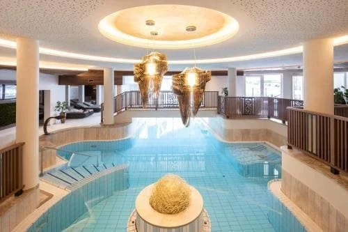Piscine intérieure et spa de l’Hotel Post Ischgl, espace bien-être parfait pour un séminaire d’entreprise ou un séjour incentive.