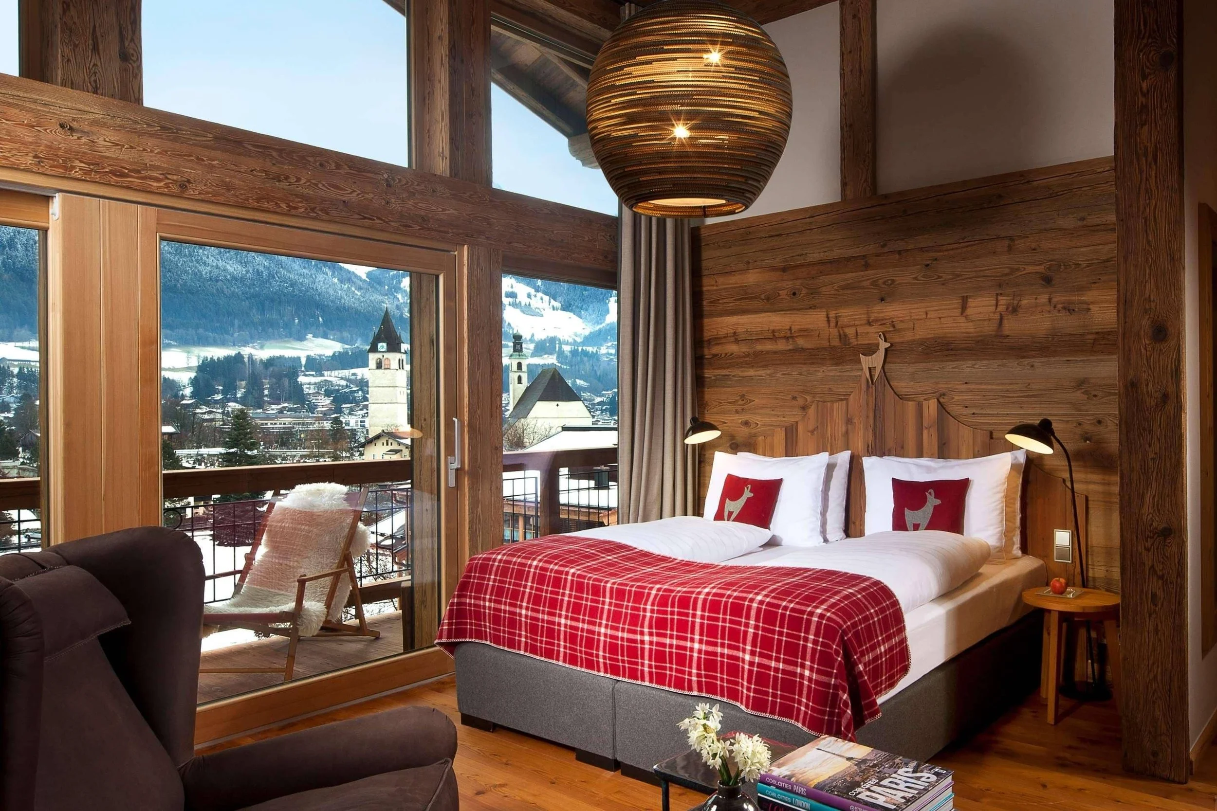 Chambre élégante du Kitzhof Mountain Design Resort 4★, décor alpin contemporain et vue sur le village de Kitzbühel – Séminaire d’entreprise dans le Tyrol – Aylo Montagne.