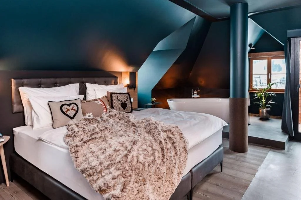 Chambre raffinée du A-ROSA Kitzbühel 5★, décoration chaleureuse et ambiance luxe avec vue sur les montagnes – Séminaire d’entreprise dans le Tyrol – Aylo Montagne.