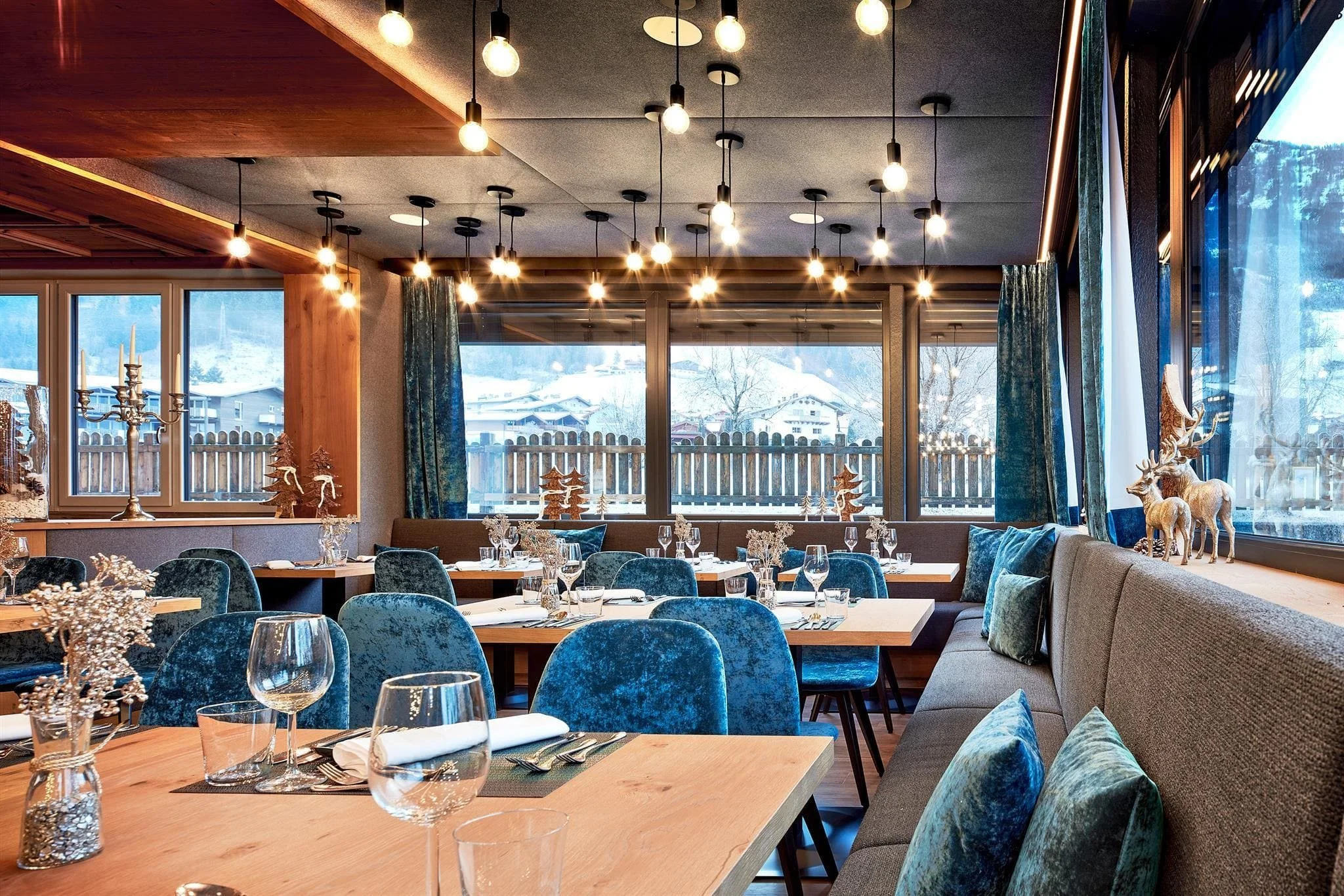 Restaurant élégant de l’hôtel Alpenhaus Kaprun 4* avec décoration alpine contemporaine et vue sur les montagnes – idéale pour dîners d’entreprise Aylo Montagne.