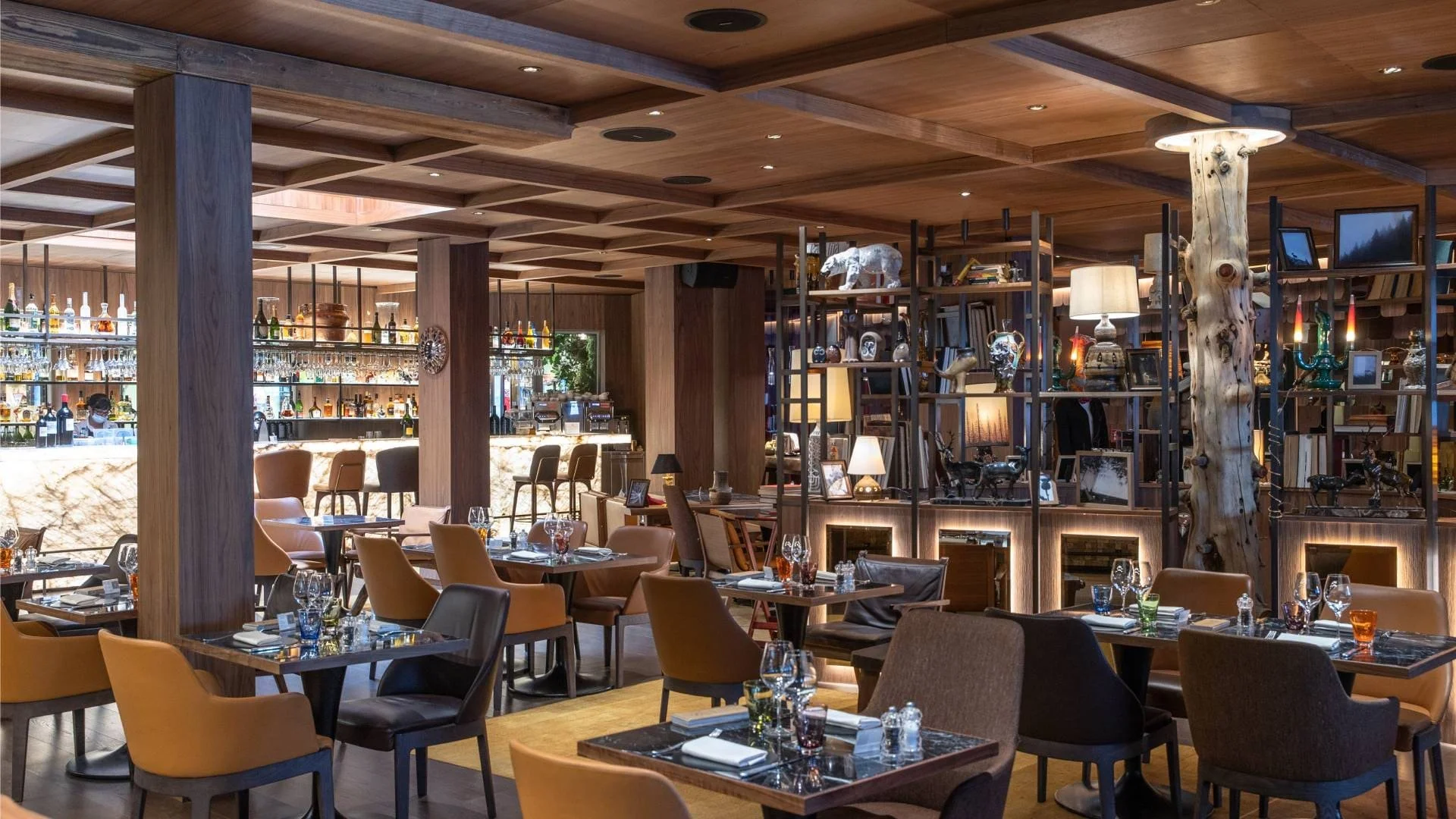 Restaurant raffiné du Schweizerhof Hôtel à Zermatt, parfait pour les dîners d’un séminaire d’entreprise organisé par Aylo Montagne.