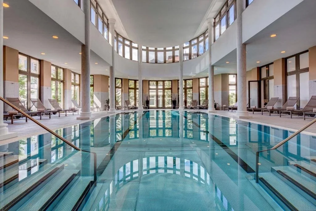 Spa et piscine intérieure du Kempinski Grand Hotel des Bains à St Moritz – espace bien-être haut de gamme pour séminaires et événements corporate.