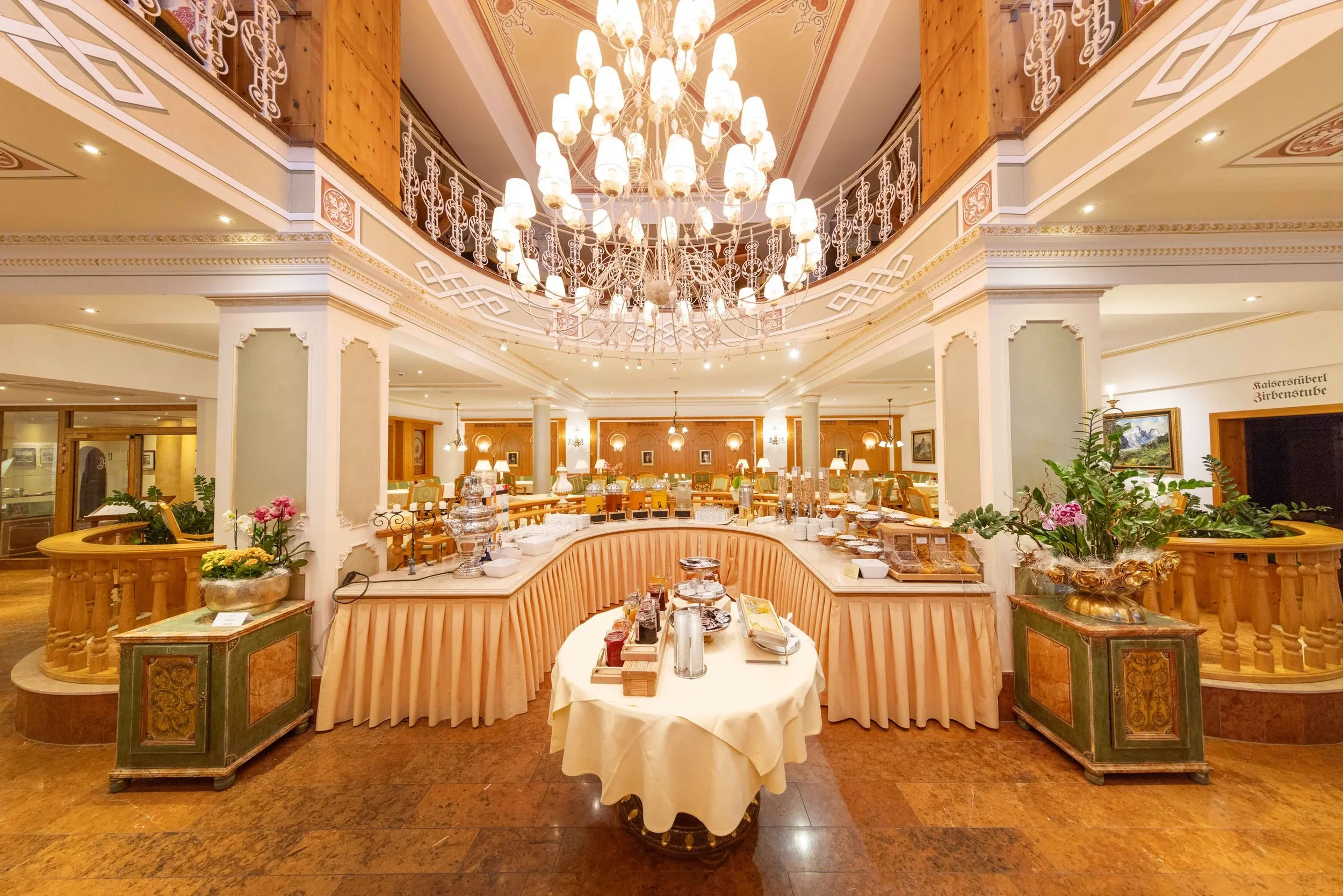 Restaurant élégant du Grand Hotel Zell am See avec lustre majestueux et buffet gourmet – Séminaire premium en Autriche – Aylo Montagne