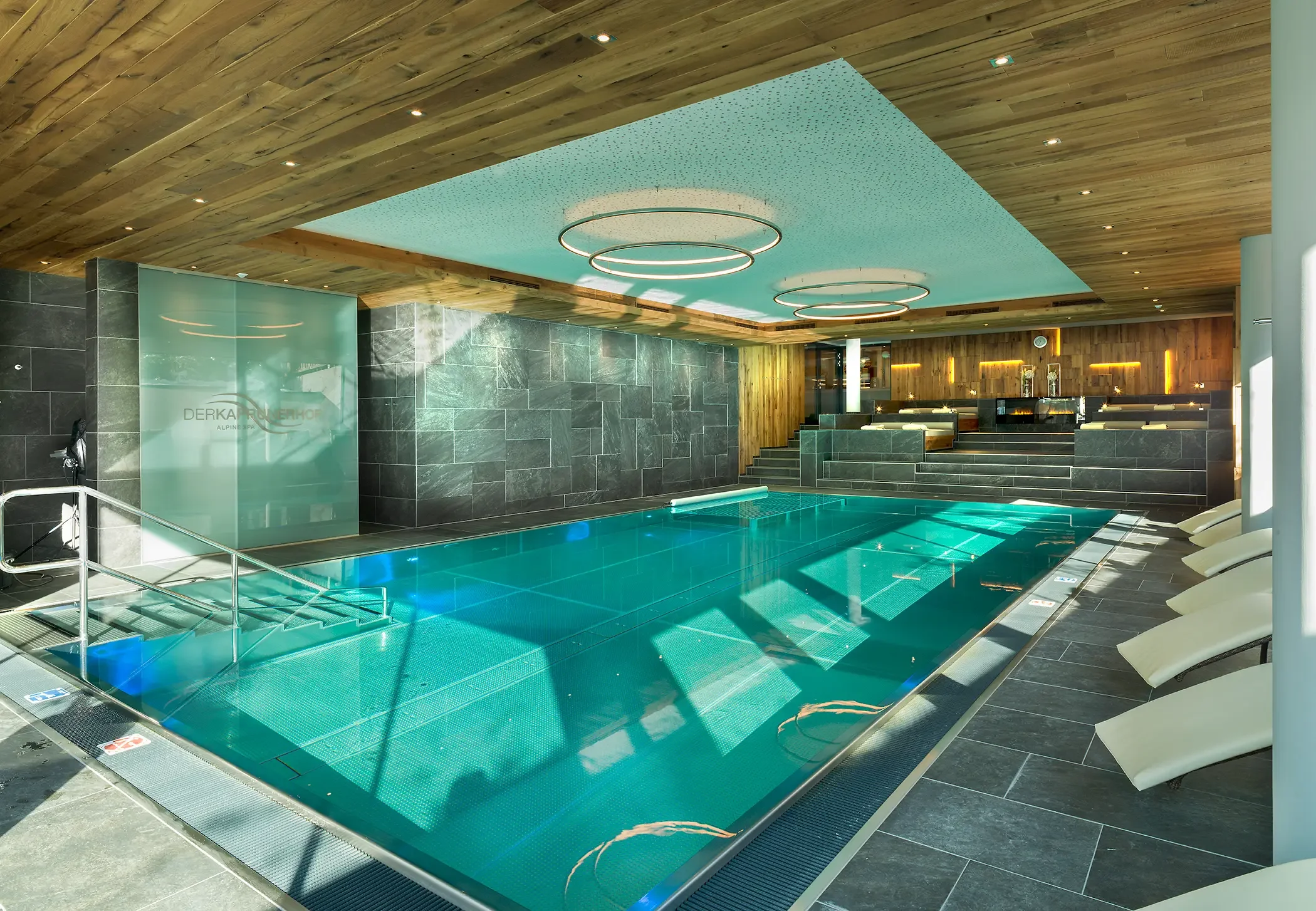 Spa et piscine intérieure de l’hôtel Kaprunerhof 4* à Kaprun – espace bien-être idéal pour séminaire d’entreprise et détente Aylo Montagne.