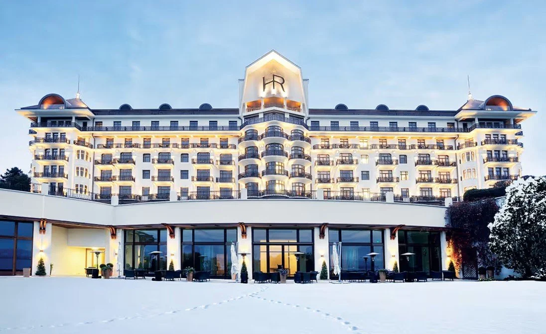 Façade du Royal Évian Resort 5★ en hiver – hôtel de luxe surplombant le Lac Léman – Aylo Montagne.
