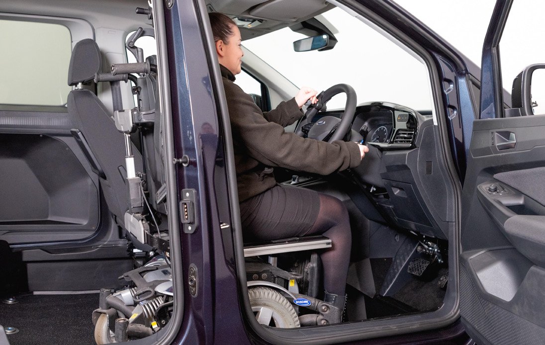 Driver at the wheel of the Avance, driving from a wheelchair