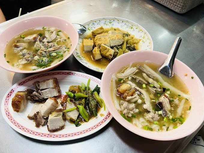 Nai ek roll noodle kway chap michelin bib gourmand bangkok thailand