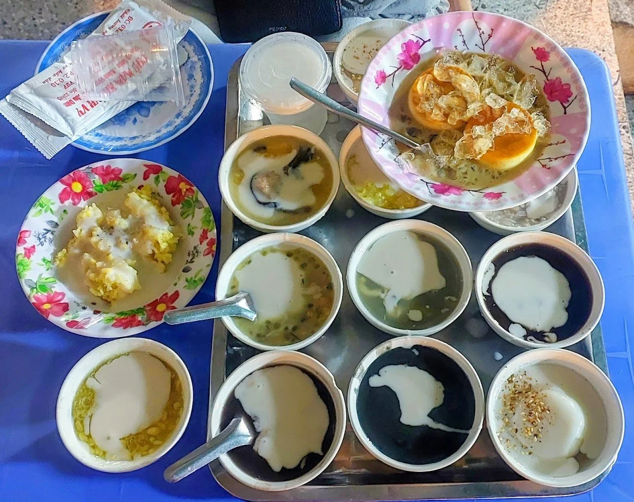 Street food in Ho Chi Minh City Vietnamese desserts che