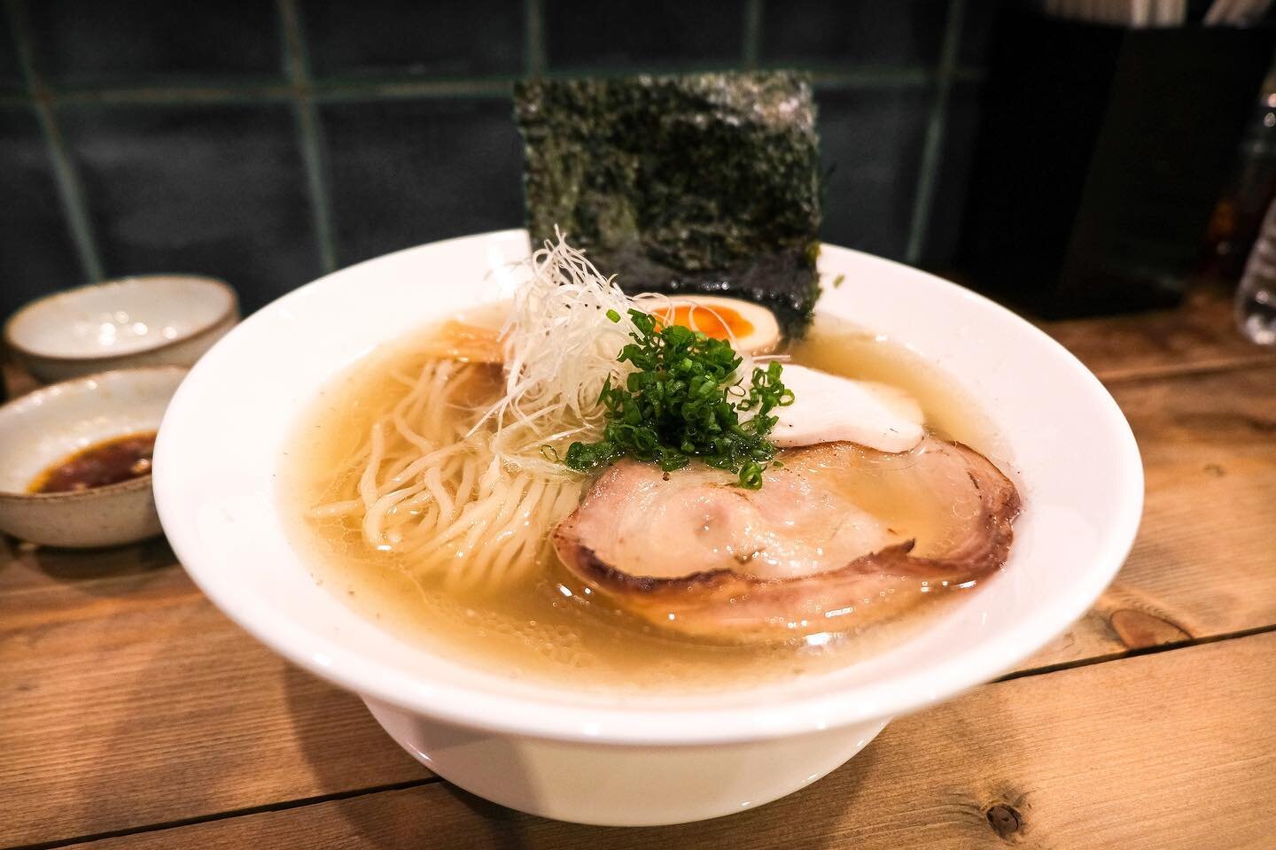 Santoku Ramen is a small ramen restaurant hidden in an alley around Thailand&rsquo;s Mahidol University. Dwarfed by the famous Shindo Ramen also located around the area, Santoku Ramen faces some heavy competition. But I got to say&hellip; Santoku Ram