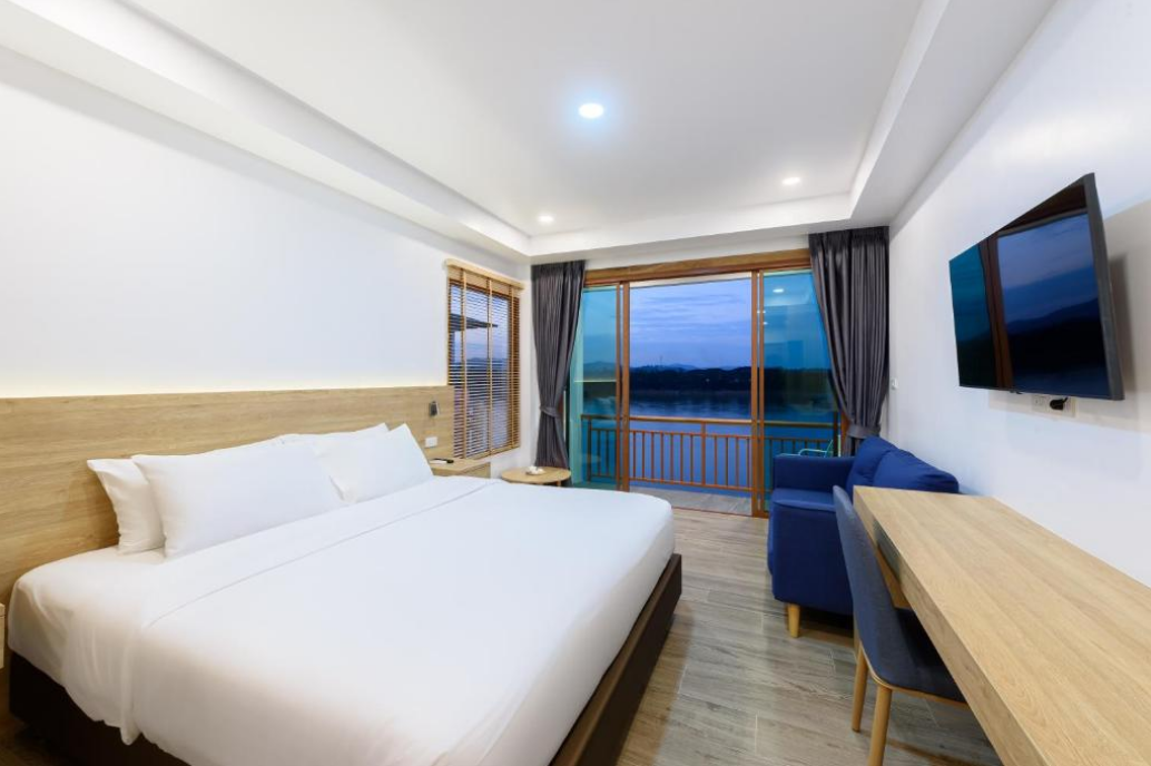 chiang khan river walk hotel room with balcony view