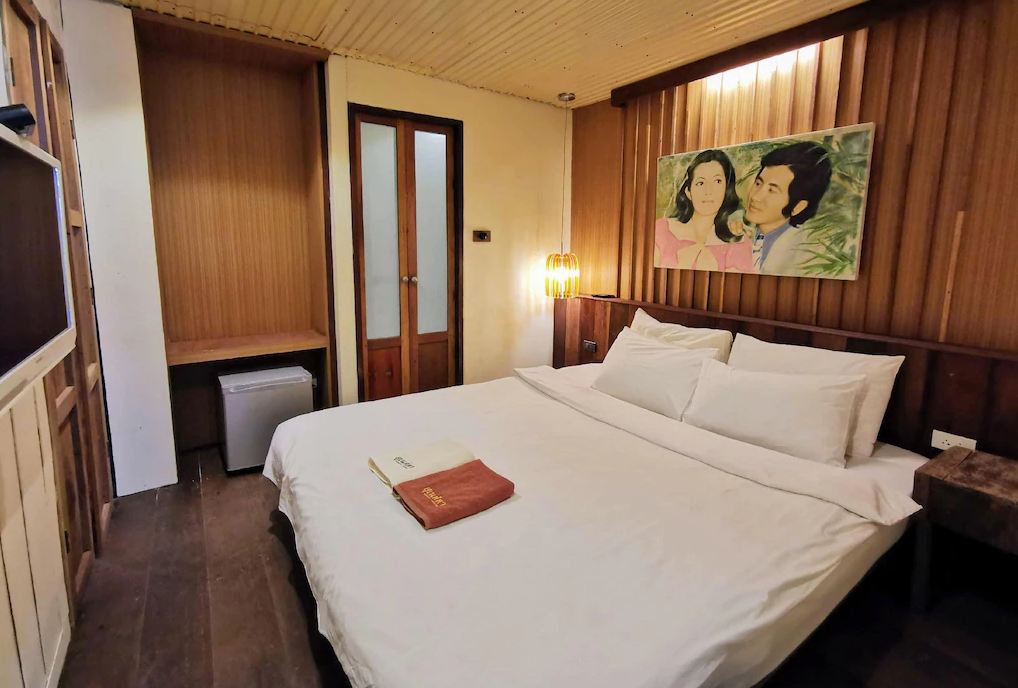suneta hostel room vintage romance