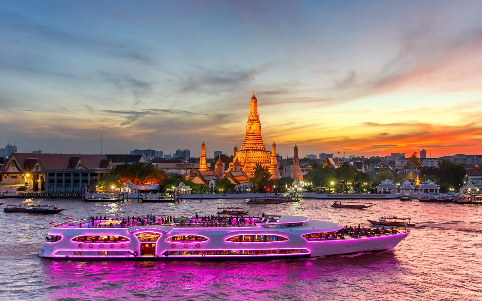 luxury dinner cruise along the chao phraya river