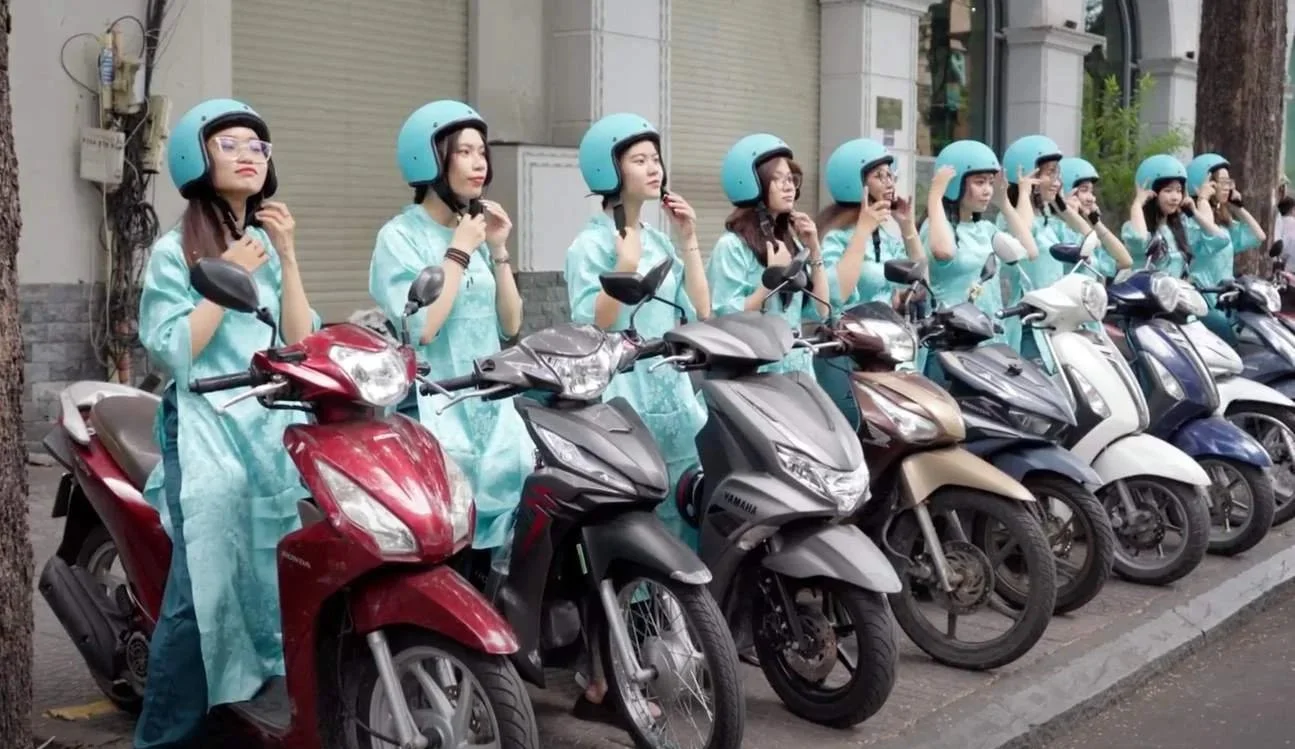 Ho Chi Minh City food tour: Food Tasting & Sightseeing Tour by Scooter