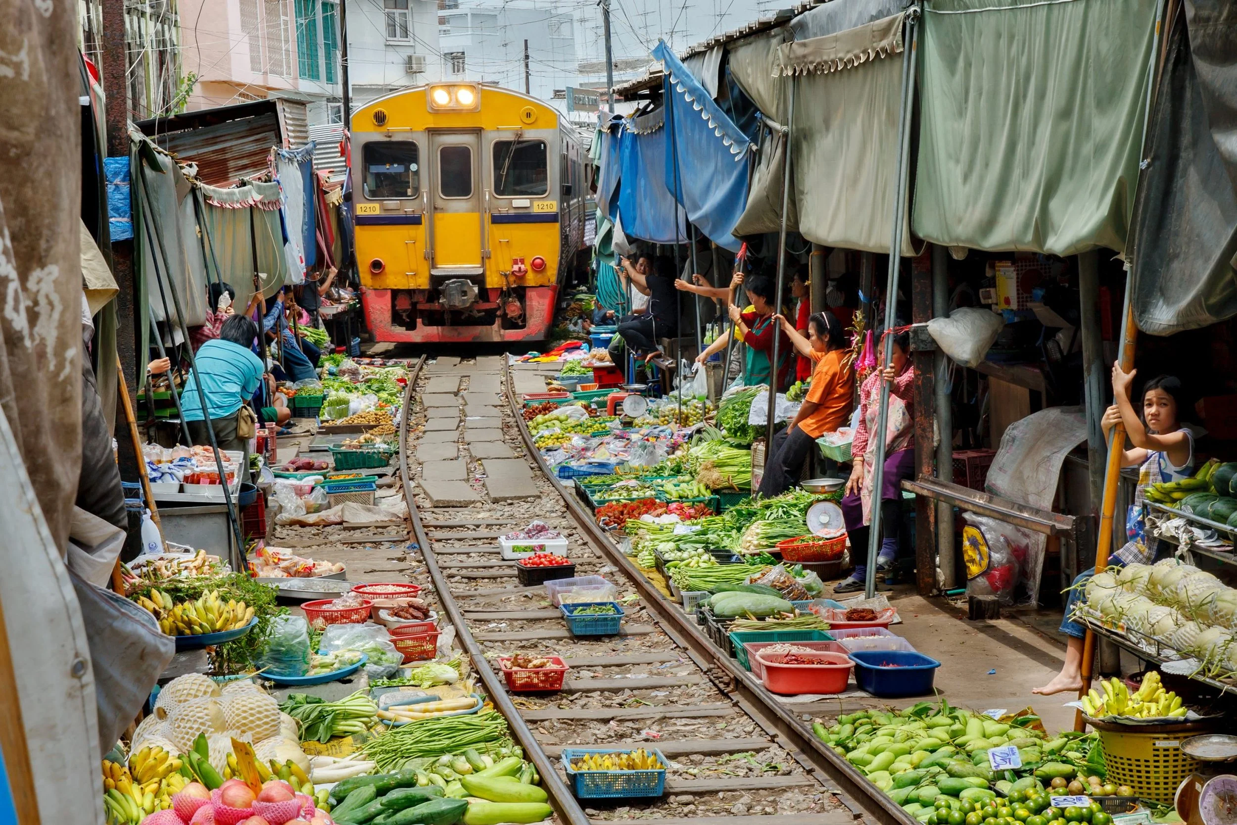 day trip from bangkok to Maeklong railway market