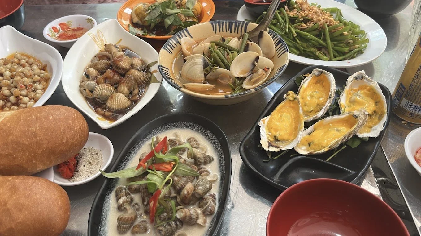 Street food in Ho Chi Minh City oc seafood and snails