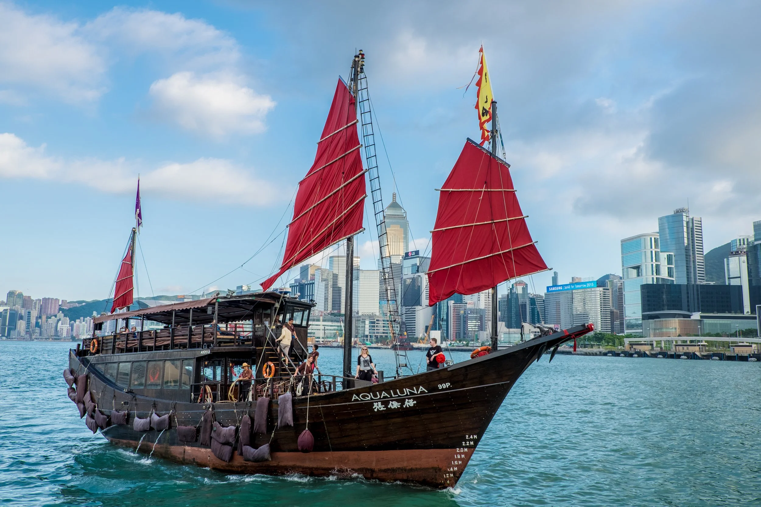 Hong kong victoria harbour cruise aqua luna