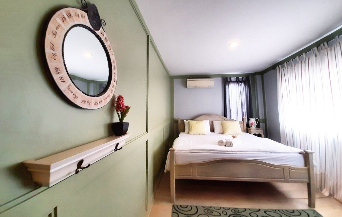 the royal chiang khan boutique hotel room colorful and wild
