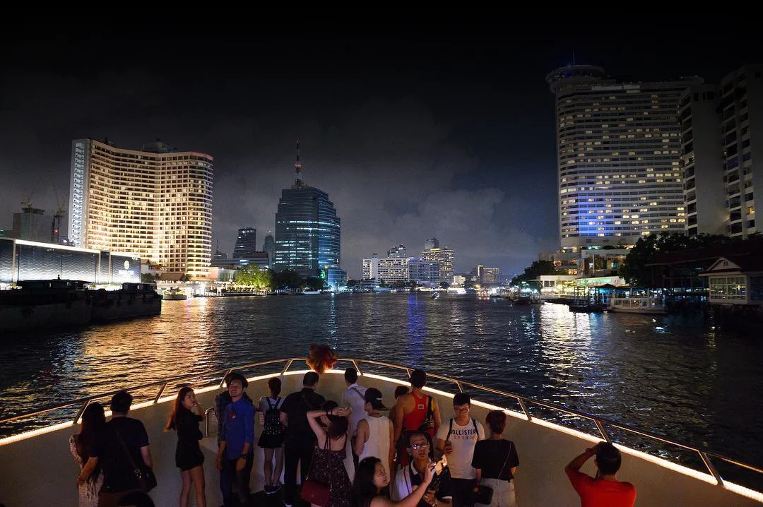 luxury dinner cruise along the chao phraya river