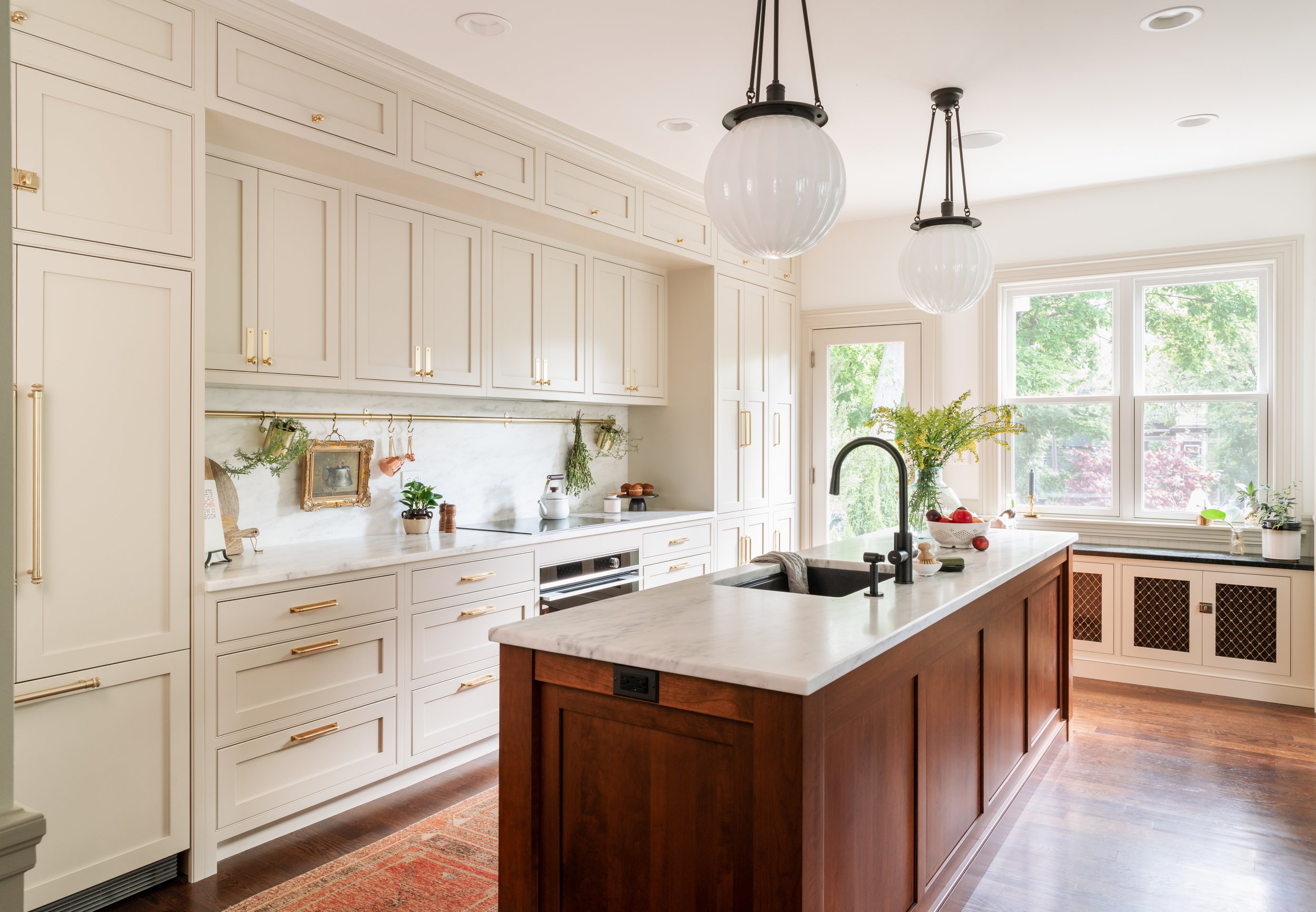 Modern Black and White Kitchen with Sleek Profile Handles