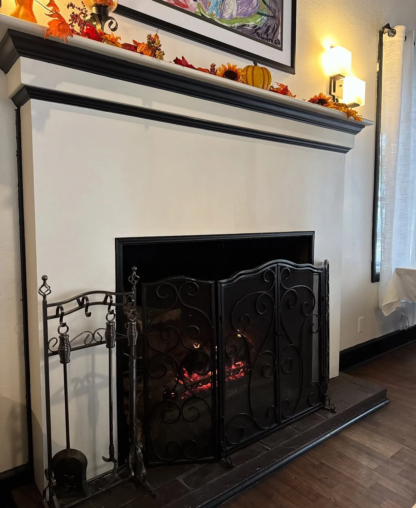 Unwind with a warm meal and the comfort of our cozy dining room. 🕯️
&bull;
&bull;
&bull;
&bull;
&bull;
#FirePlace #ItalianCuisine #Dinner #Rain #ItalianRestaurant #Menu #ModernItalian #FineDining #AuthenticItalian #FreshIngredients #Homemade  #ChefD