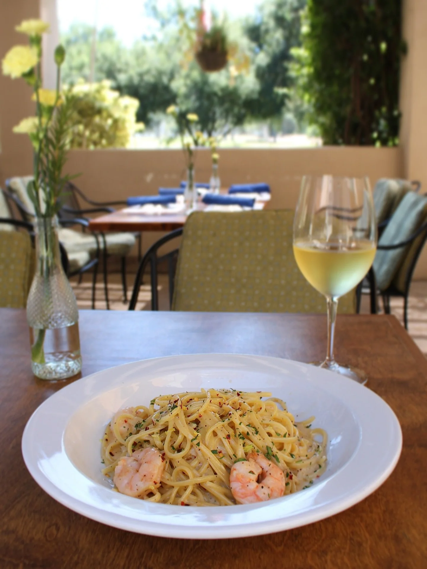 Linguine Al Gamberi ✨🌶️ On our specials menu this week, we look forward to serving you. A presto!
.
.
.
.
#SpecialsMenu #ItalianCuisine #Dinner #ItalianRestaurant #Menu #ModernItalian #FineDining #AuthenticItalian #FreshIngredients #Homemade #Pasta 