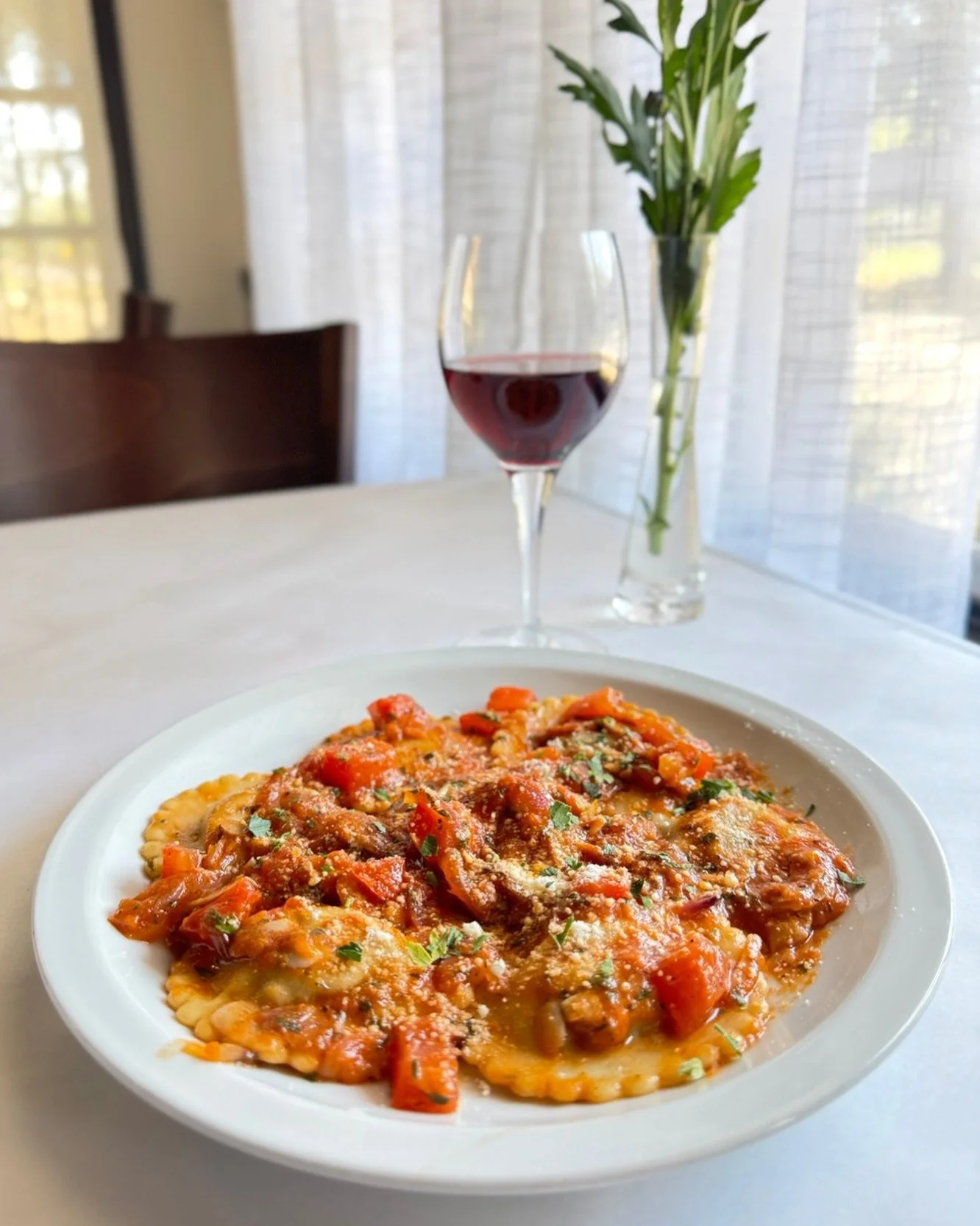 R A V I O L I  D I  S A L S I C C I A✨🍅
Homemade ravioli filled with a savory sausage ragu served in a garlic, red onion, and cherry tomato sauce topped with parmesan and fresh parsley. 
.
.
.
.
#SpecialsMenu #ItalianCuisine #ItalianRestaurant #Menu