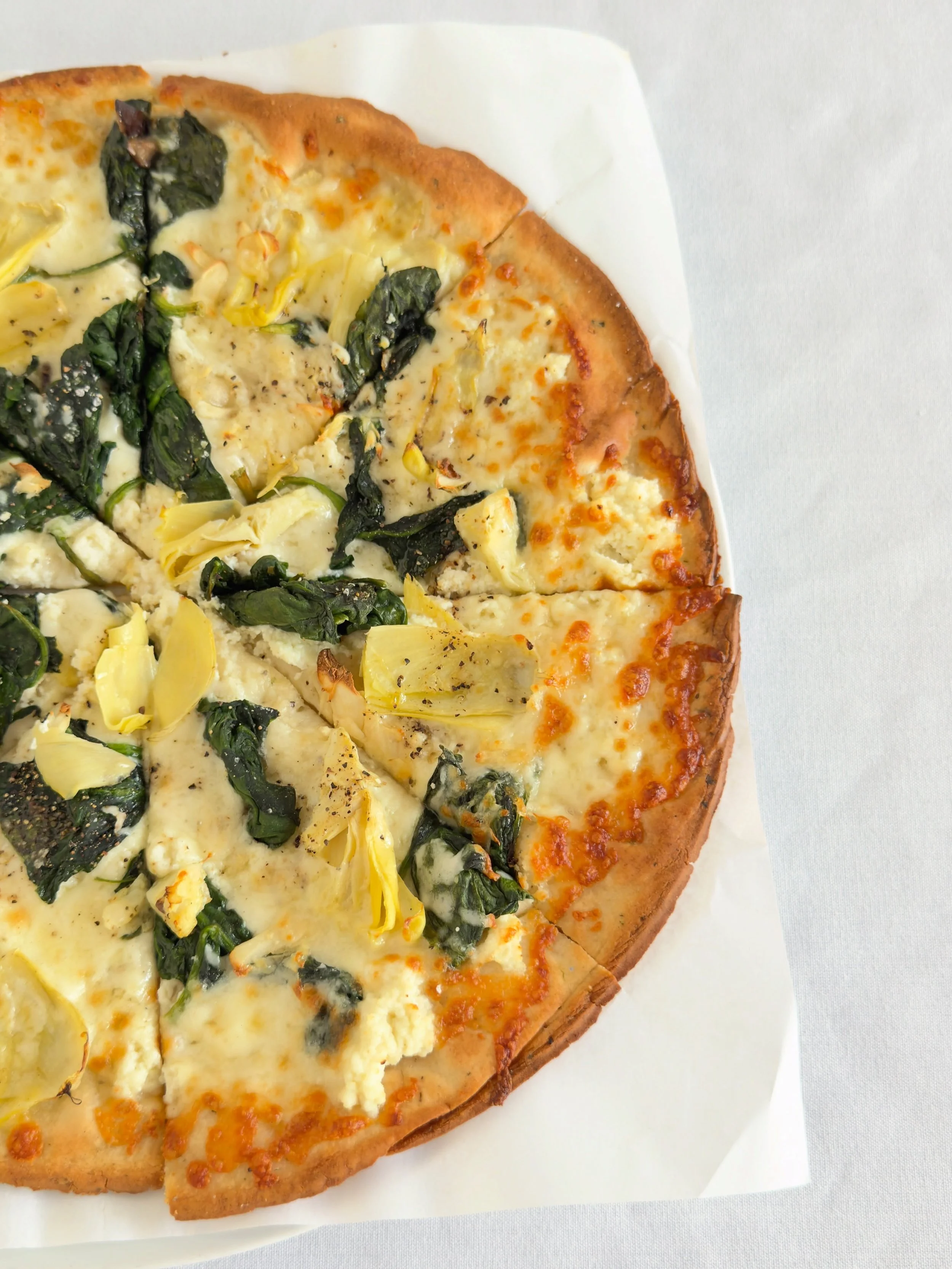 Crispy and delicious &ldquo; Bianca Pizza &ldquo; with spinach and artichokes ✨