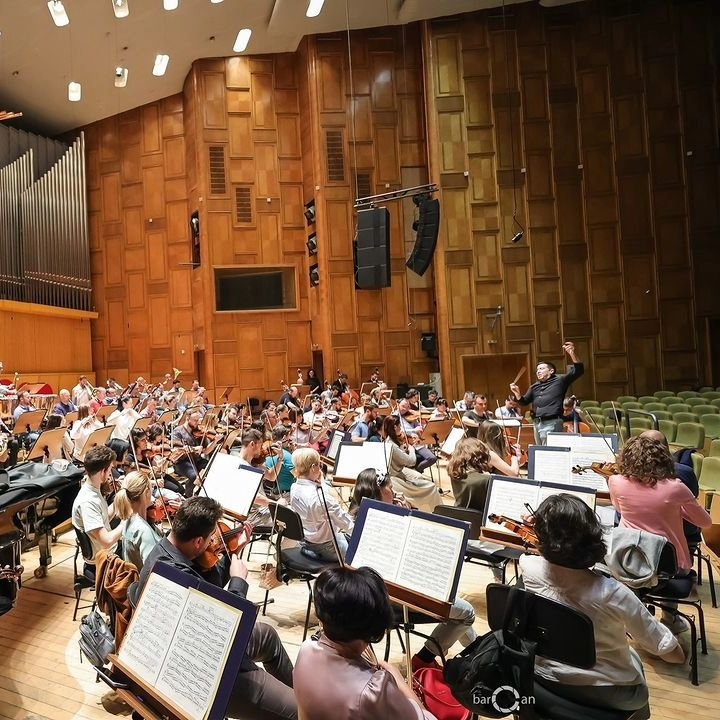 Many thanks to the Romanian Radio National Orchestra @orchestra.nationala.radio for an exciting week of music making in Bucharest! It was wonderful to continue our work together after the Enescu Festival last summer and I look forward to our collabor