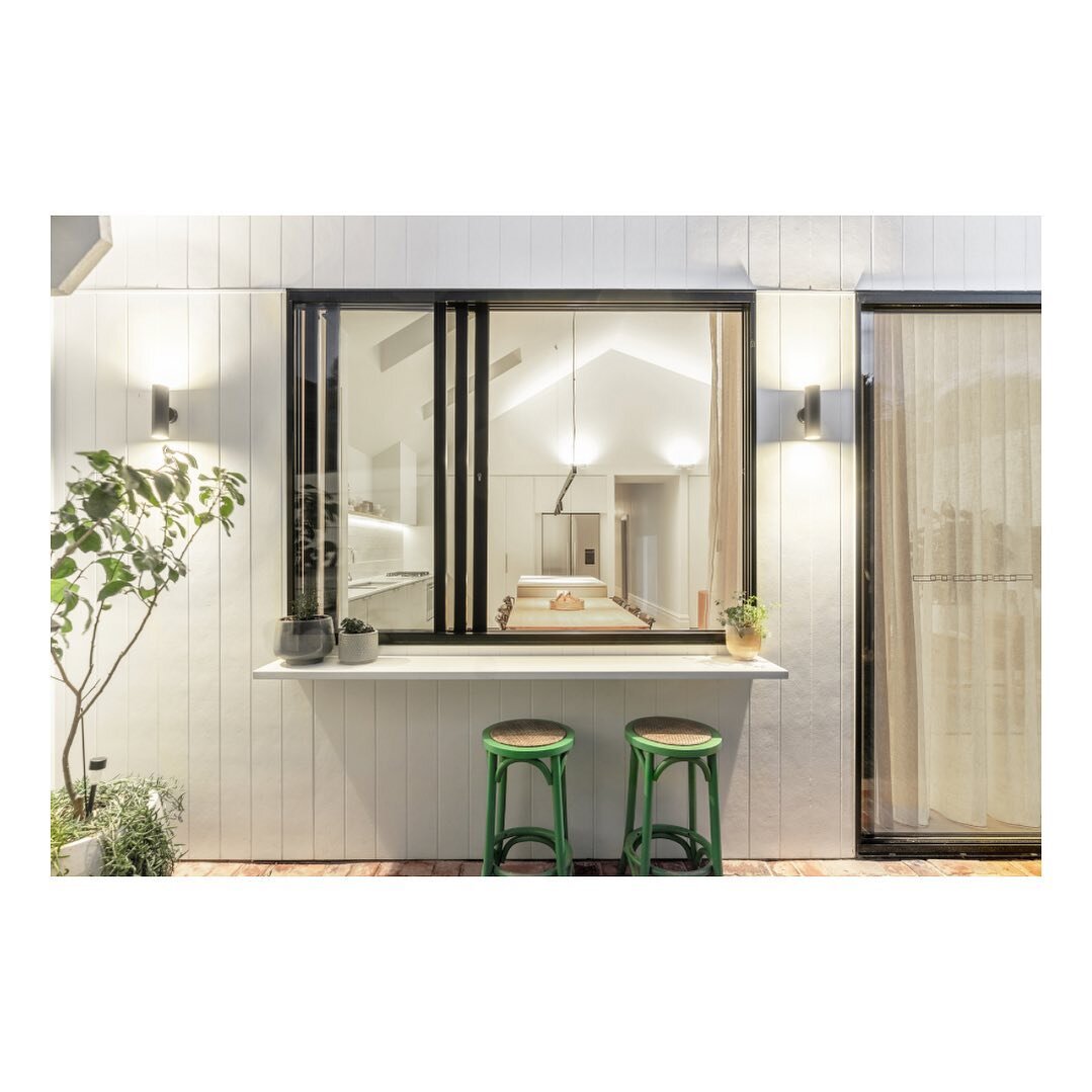 A servery window linking onto the kitchen dining area! Yes please! 
A beautiful spot to sit and have a morning coffee with the sun on your back or pass things through to the BBQ. 

A sneak peak through the window of the wonderful uplights from @light