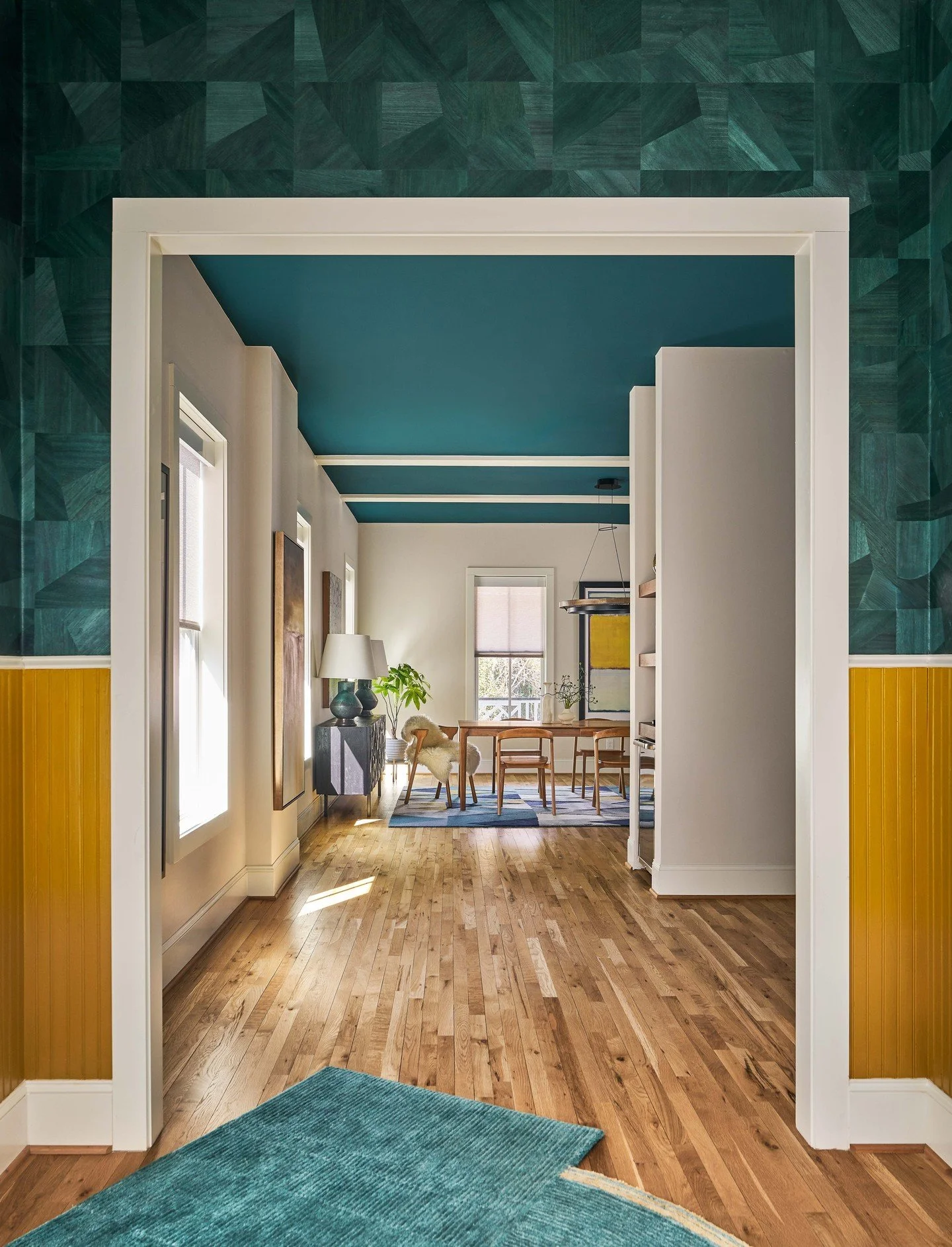 Let's talk about COLOR 🎉 And, this magnificent wall paper 😍⁠
⁠
With the right design, color is a rich, beautiful part of a home that feels polished and complete. ⁠
We love this view, because it takes you from the back of the house all the way to th