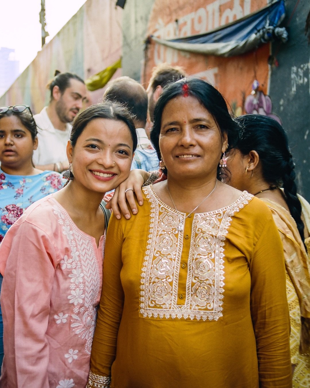 &laquo;&nbsp;People of Mumbai&nbsp;&raquo;

On arrive sur place, une sensation oppressante nous envahit. On ressent le changement de densit&eacute; de personnes dans cette ville aux 18 millions d&rsquo;habitants, &ccedil;a grouille dans tous les sens