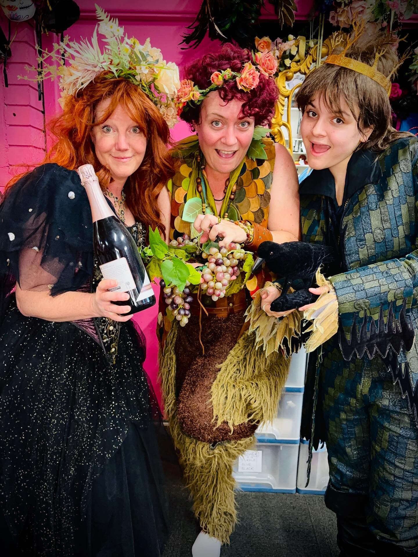 Its Shakespeare&rsquo;s Birthday! Look who&rsquo;s arriving to celebrate the big day&hellip; 
#shakespearesbirthday #elizabethantheatre #theatrenerds #costumehiresydney #fancydress