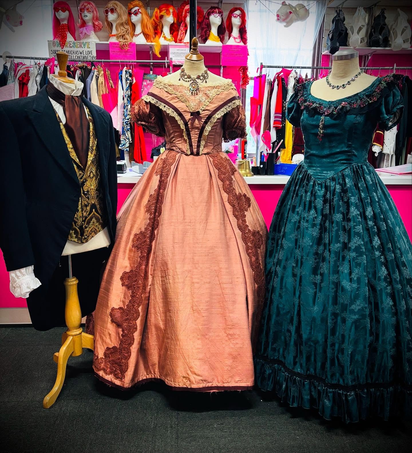 Some mid nineteenth century elegance for your Monday morning.
#periodcostumehire #renovatedvintagecostume #1850sfashion #1860sfashion #fancydress