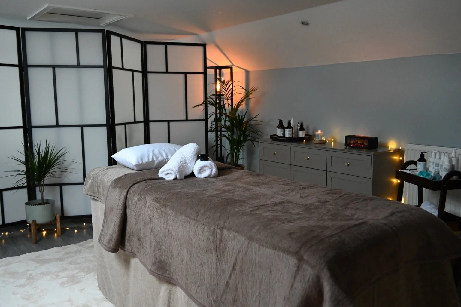 A little look inside A.B Treatment Studio, right here in Rhayader 🤍

Creating this space was about more than just having somewhere to offer treatments. I wanted it to feel calm, welcoming and somewhere you can properly switch off and take some time 