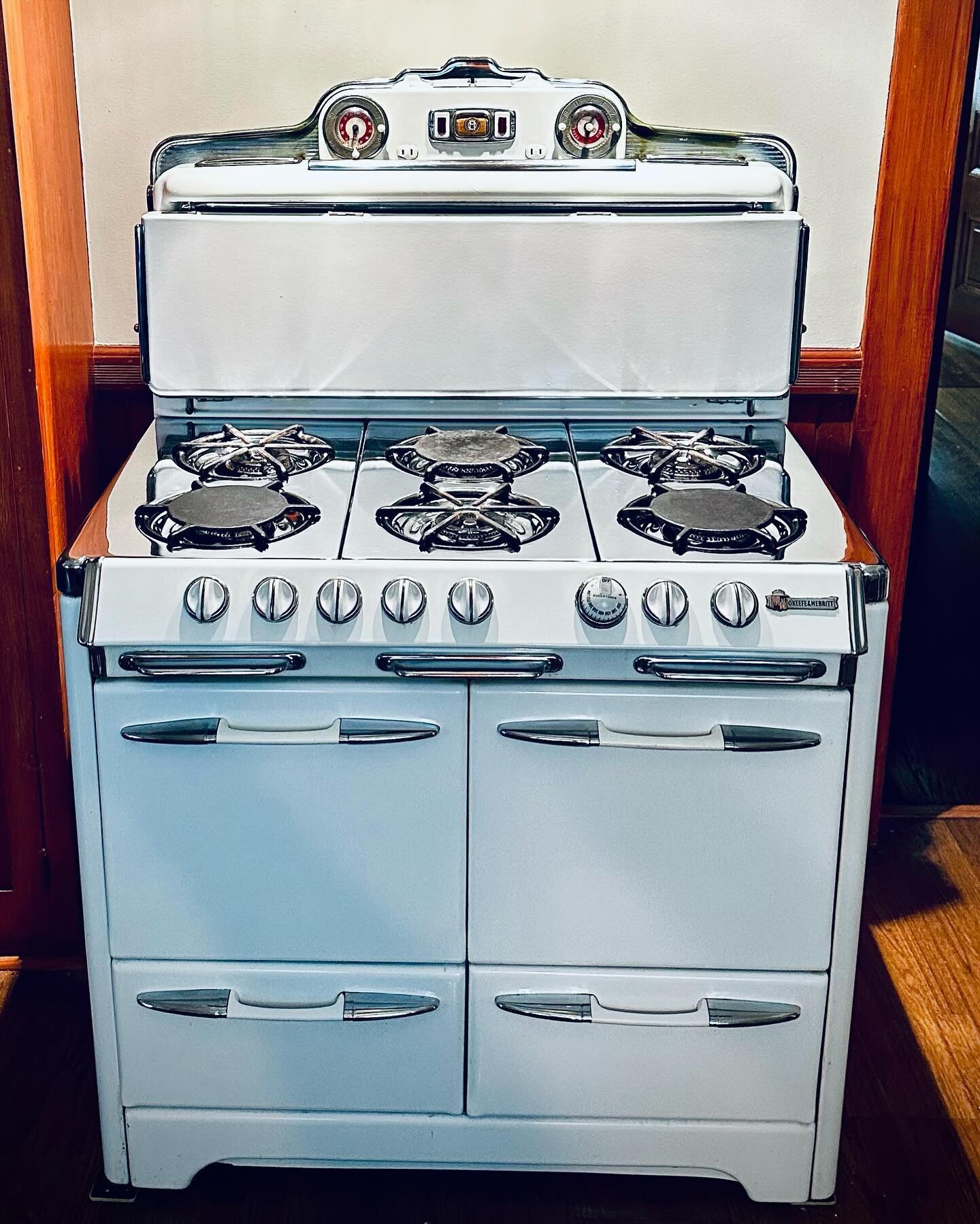 This beautiful, vintage #OKeefeAndMerritt #stove from the late #1940s has been the source of so much joy in our home. From the countless meals of #Pasta, #Pizza, #Greens, #MacAndCheese, #BeefBourguignon, #Poultry, #Fish and so much more, she has held